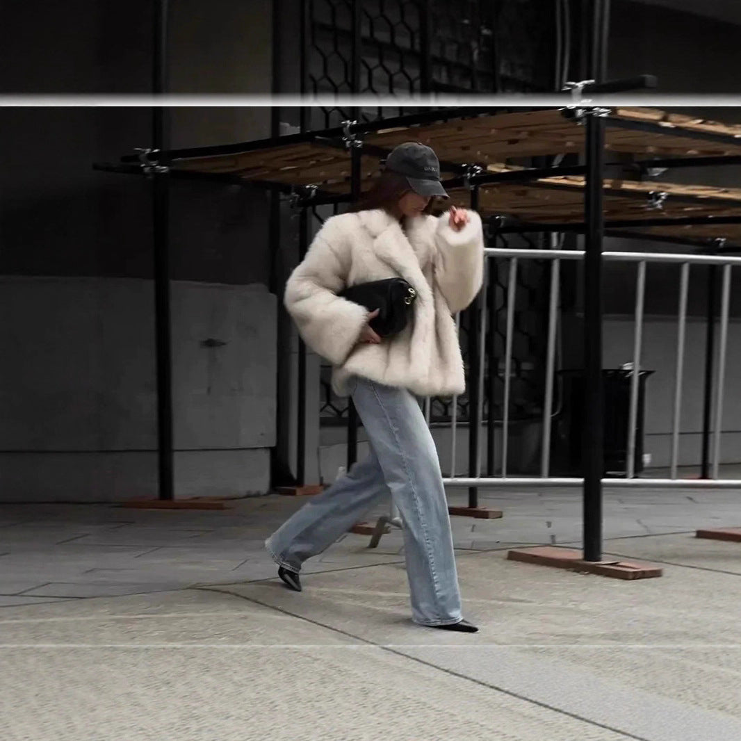 Women's Cozy Fur Jacket in Oversized Style with Wide Lapel