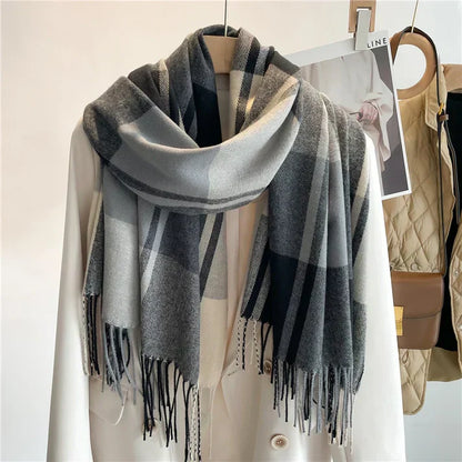 Dulcira | Classic Scarf with Checkered Pattern
